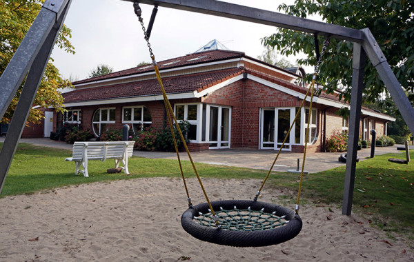 Kindergarten Außenbereich Schaukel